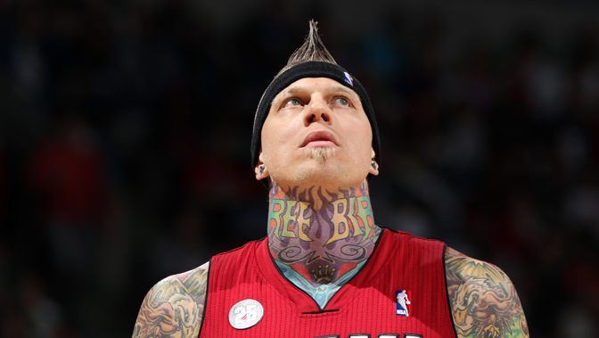 足球国足训练课发生小插曲，球员被逗笑（国足训练课现小趣事，队员忍俊不禁）