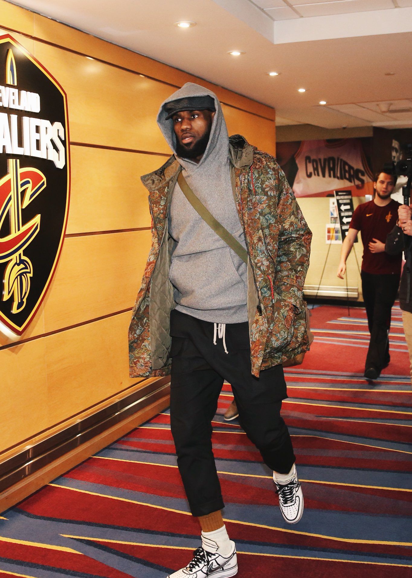 哈特揭示NBA杯与季后赛氛围差异（哈特：NBA杯与季后赛的氛围截然不同）