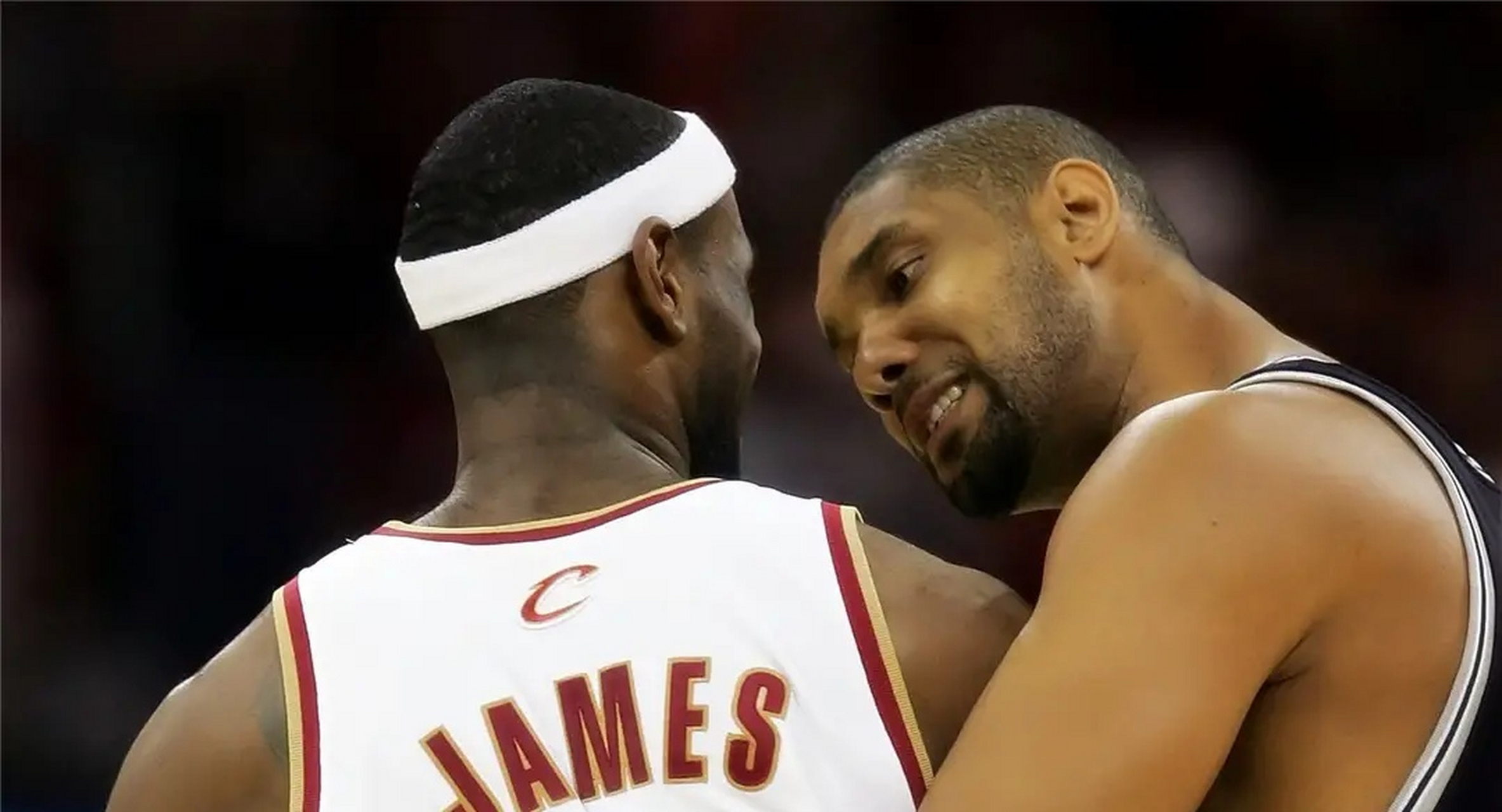 埃泽：丁丁是高水平足球思想家，这类球员是我自幼仰望的榜样（埃泽：丁丁拥有顶级足球智慧，这类球员从小便是我敬仰的典范）