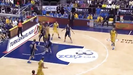 澳超半场：皮埃利亚斯染红，十人阿德莱德联暂2-1墨尔本城（澳超半场战报：皮埃利亚斯被罚下，少一人的阿德莱德联暂2-1领先墨尔本城）