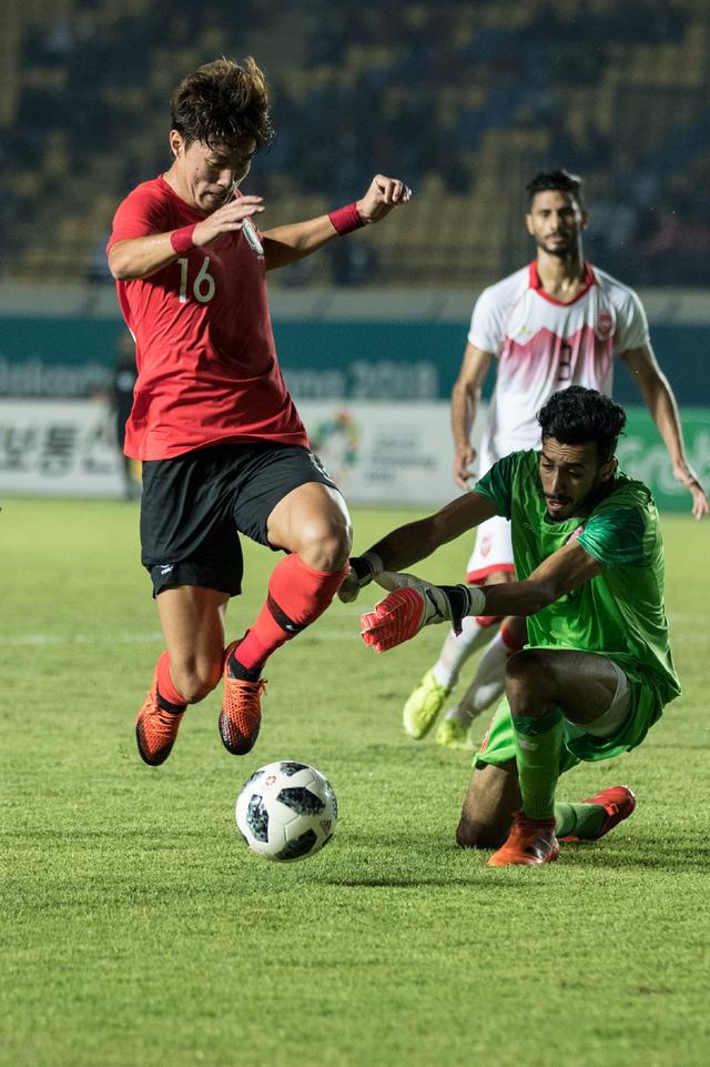 生涯之夜的两位新秀交换球衣合影后，奎因从哈珀手上要回球衣（生涯之夜两位新秀互换球衣合影，奎因随后向哈珀索回球衣）