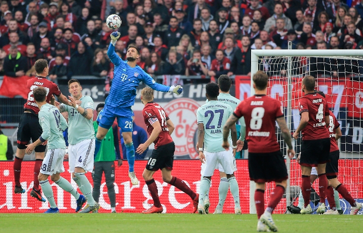 师徒重聚，阿隆索与维尔茨赛后拥抱致意，后者赠出比赛球衣（赛后再续师徒情：阿隆索与维尔茨相拥致意，维尔茨赠出比赛球衣）