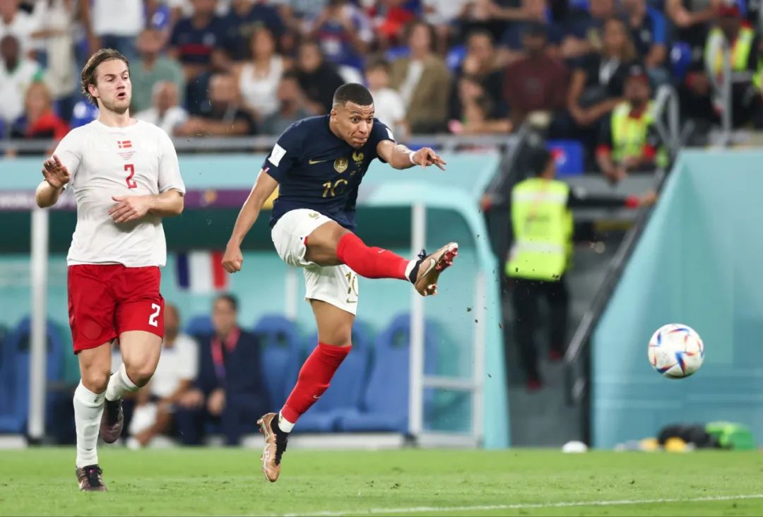 阿根廷国家队抵达安哥拉，大批球迷等候并高呼梅西名字（阿根廷国家队飞抵安哥拉，众多球迷迎候高喊梅西）