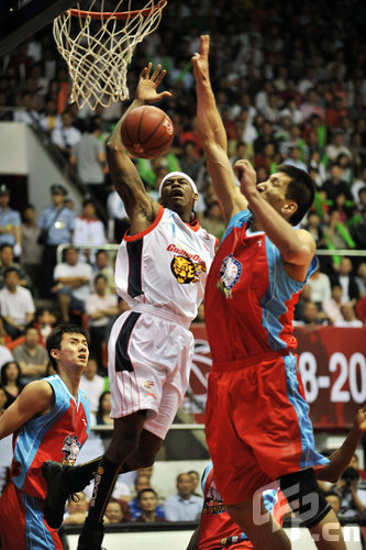 官方：弟媳之子伊萨戈与切尔西签下首份职业合同（切尔西官宣：蒂亚戈·席尔瓦之子伊萨戈签下首份职业合同）