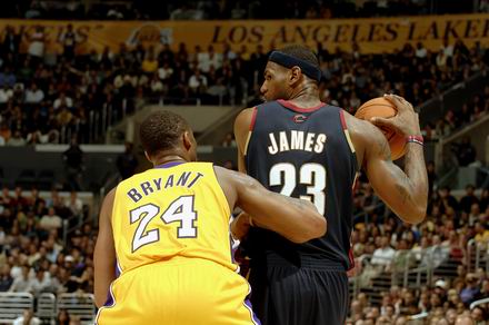 布伦森单打哈克斯：一场篮球场上的视觉盛宴（布伦森单挑哈克斯：球场上的震撼视觉秀）