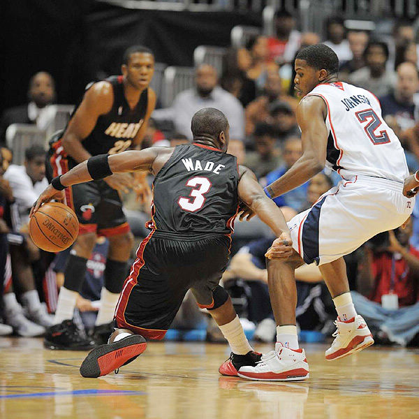 国脚恢复训练，伤病情况明显好转（国脚重返训练场，伤情显著改善）