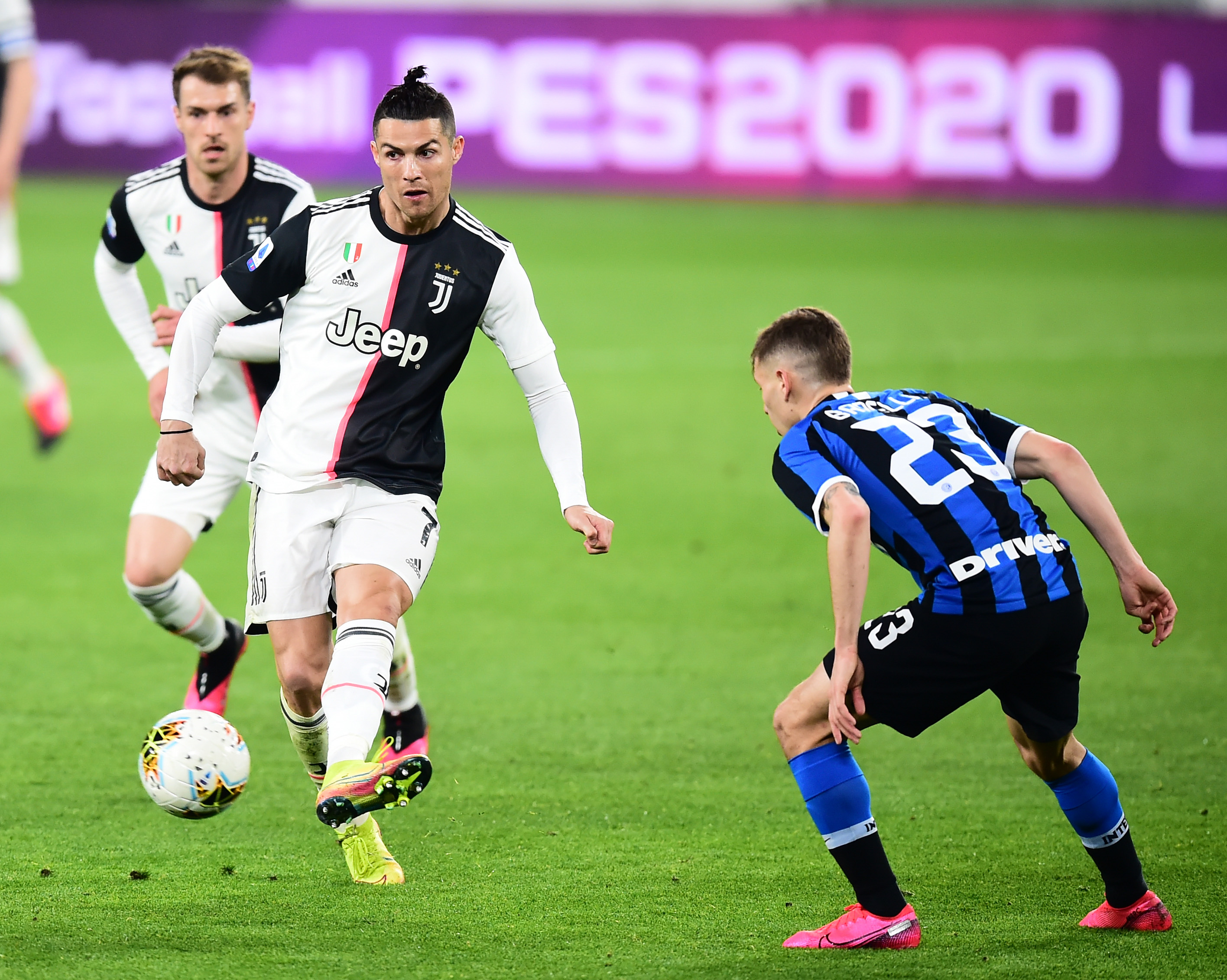 湖人队再现昔日辉煌，狂抢24个前场板创佳绩（湖人再现辉煌，豪夺24个前场篮板缔造佳绩）