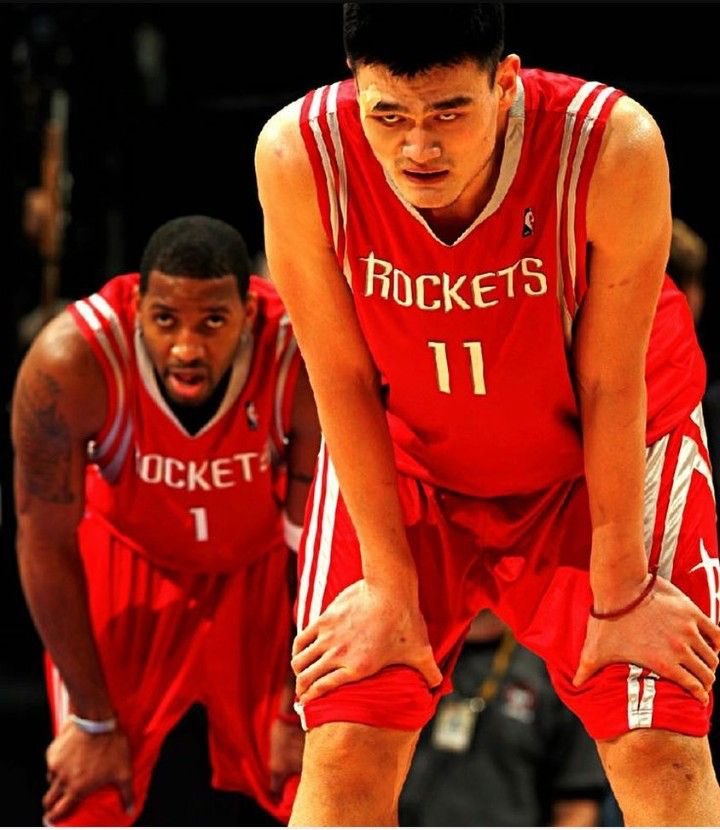 进攻层次性！詹姆斯跳投被马威盖 艾顿二次进攻得分（攻势层次分明！詹姆斯跳投遭马威封盖，艾顿二次进攻得手）