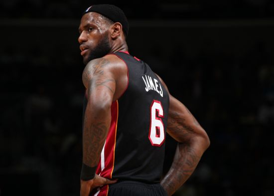 篮板球被他一个人统治了（他一人称霸篮板）