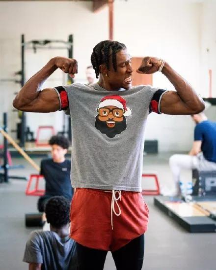 姆巴佩对阵赫罗纳时与第四官员发生争执：我说话的时候看着我！（姆巴佩战赫罗纳与第四官员爆发口角： ＂我说话时看着我！）