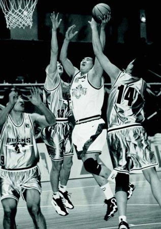 继续火热状态！陈盈骏半场8中7&三分6中5砍下21分 首节12分（陈盈骏延续火热手感：半场8投7中、三分6投5中斩获21分，首节独得12分）