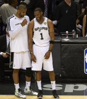 上海海港火力全开豪取三连胜（上海海港攻势如虹，连下三城）