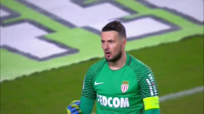 球星抢断后三步上篮太快了（球星断球后三步上篮如闪电）