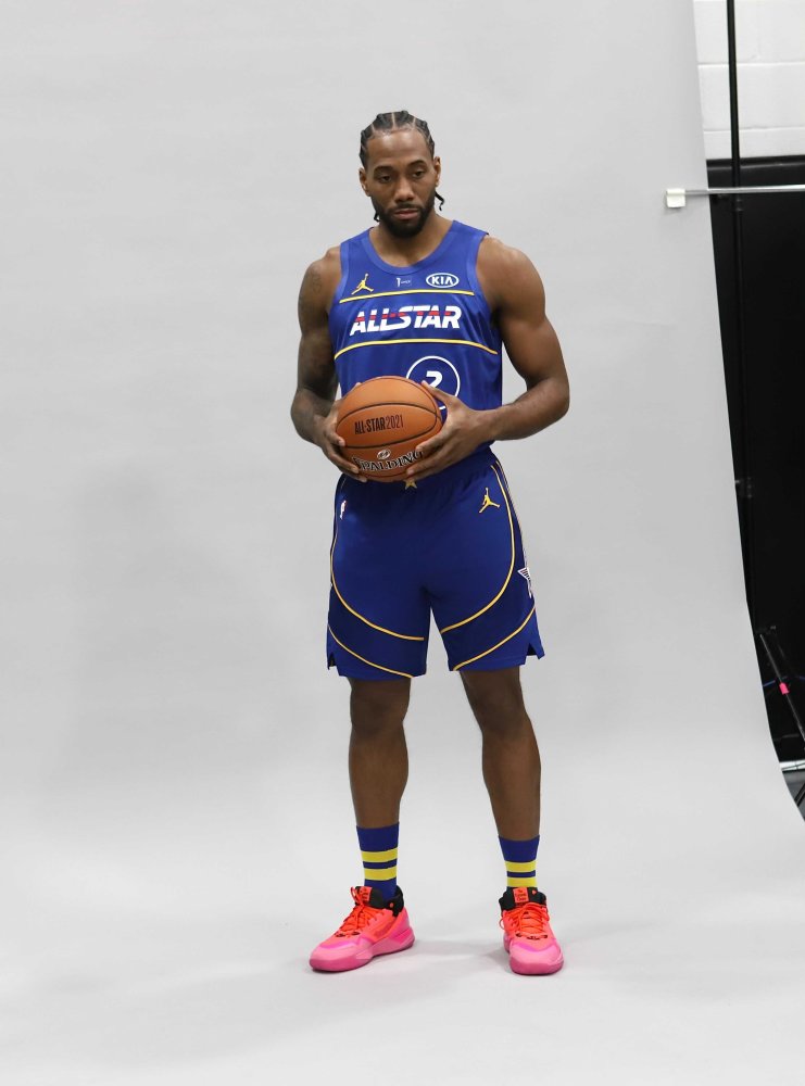 NBA圣诞大战，马刺今日客场117-102大胜雷霆，豪取八连胜。（NBA圣诞大战：马刺客场以117比102击败雷霆，强势拿下八连胜）
