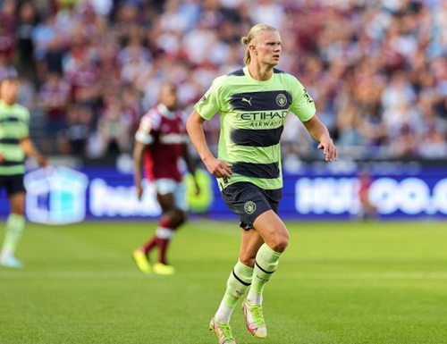 欧联对阵格拉茨风暴，卡拉布里亚打进挑球过人后精彩进球（欧联战格拉茨风暴，卡拉布里亚挑球过人后精彩破门）