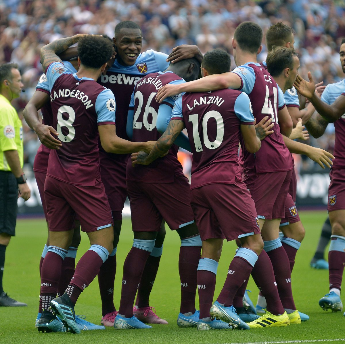 曼联球星表现亮眼，巴萨考虑买断拉什福德，利物浦遭绝平，阿森纳惨败维拉。（曼联核心闪耀，巴萨欲买断拉什福德；利物浦被绝平，阿森纳惨败维拉）