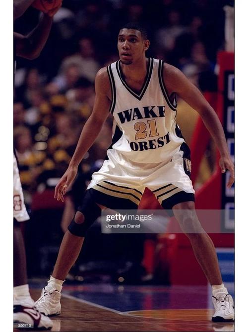 库里vs独行侠23分全过程：9罚全中+26000分里程碑助勇士取胜（库里对阵独行侠砍下23分：9罚全中达成26000分里程碑，助勇士获胜）